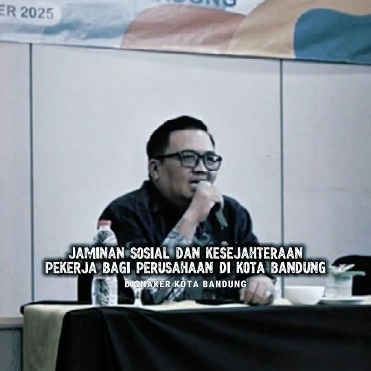 Anggota Komisi IV DPRD Kota Bandung, Aswan Asep Wawan menghadiri sekaligus menjadi narasumber pada kegiatan Diseminasi Jaminan Sosial dan Kesejahteraan Pekerja/Buruh bagi Perusahaan di Kota Bandung bertempat di Santika Hotel. Rabu (1/10/2025).

Hadir pada kegiatan tersebut, Sekretaris Dinas Ketenagakerjaan Kota Bandung, Dicky Wisnu dan 50 Perusahaan di Kota Bandung.

Aswan Asep Wawan menekankan kepada para perusahaan di Kota Bandung, agar bisa mensejahterakan karyawannya, salah satunya yakni terkait jaminan sosial kesehatan bagi pekerja.

📹 @iko.svara 

#DPRD #Buruh #JaminanSosial #Disnaker #BandungUtama